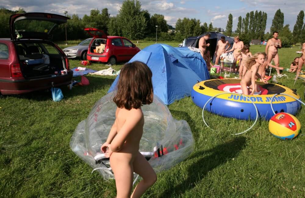 FKK Camp Tag Zwei große Galerie