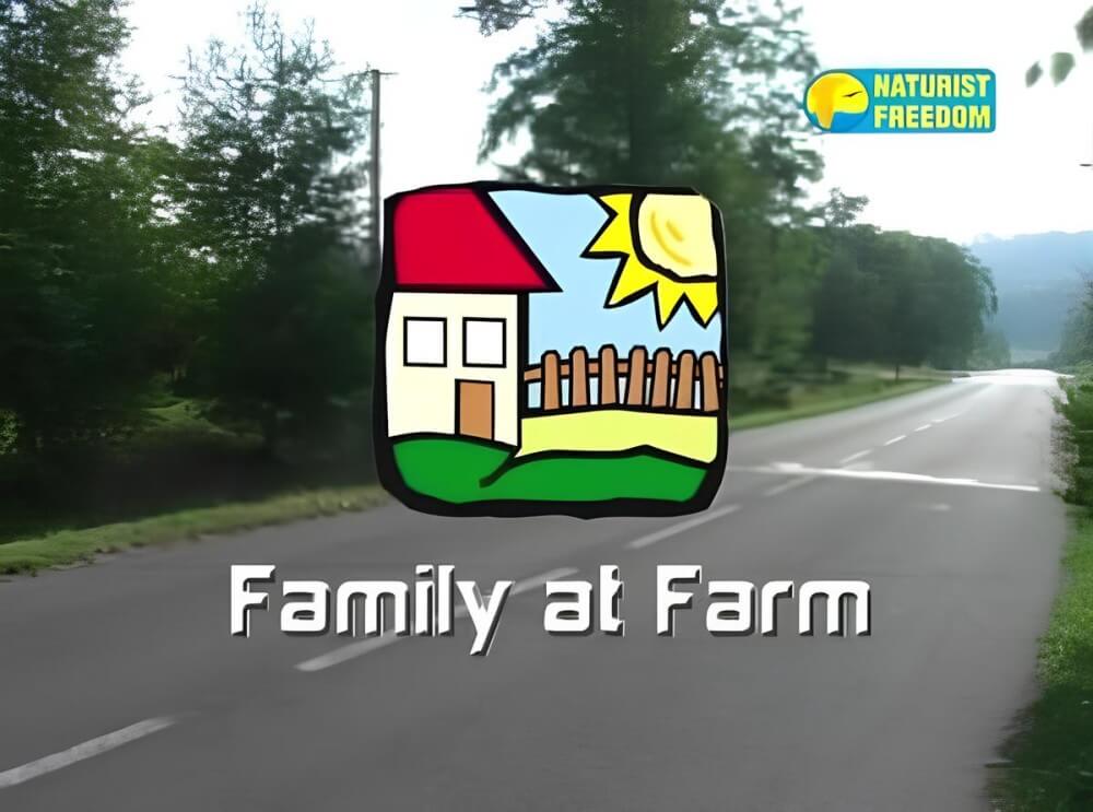 FKK-Freiheit: Familie auf dem Bauernhof