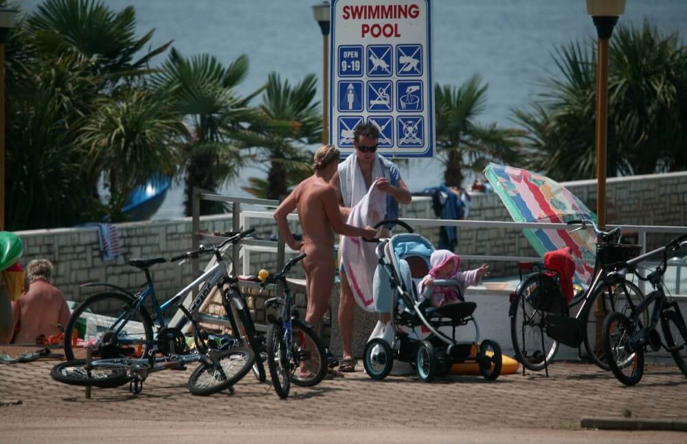 Bilder zum Sammeln von Camps am Pool