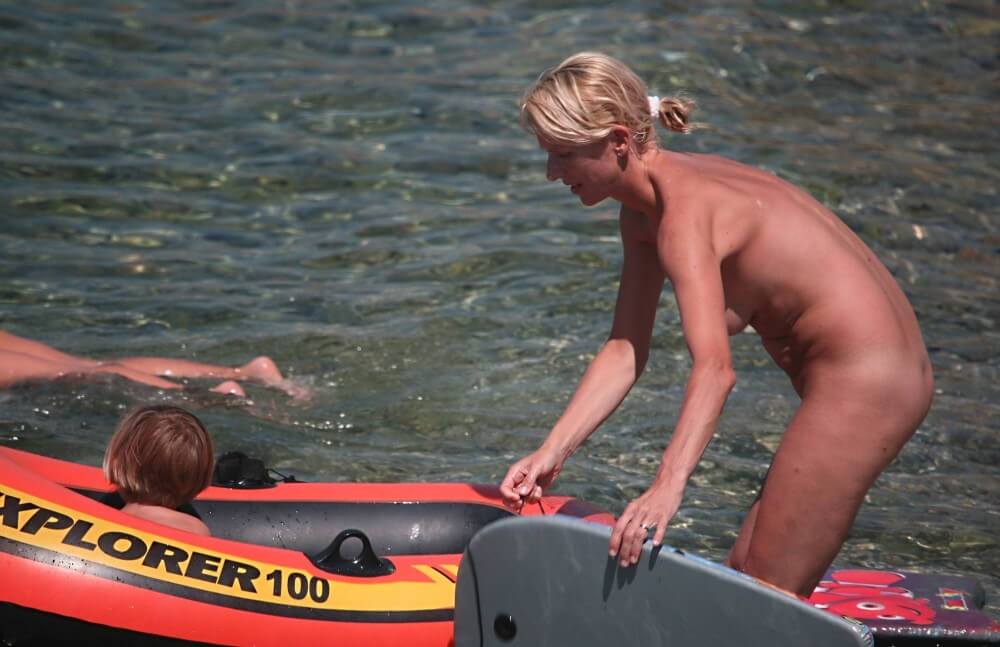 Rotes Bootfahren für Zwei Nudisten Bilder