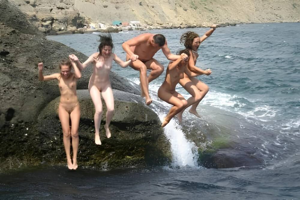 Nudisten für Männer und Mädchen am Strand