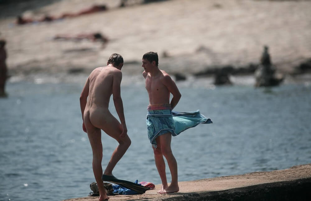 Nudisten Jungs - Wasservorbereitung Auf Dem Sims