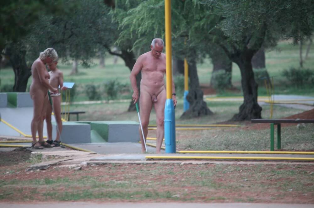 Minigolf Nackte Teilnehmer Bilder