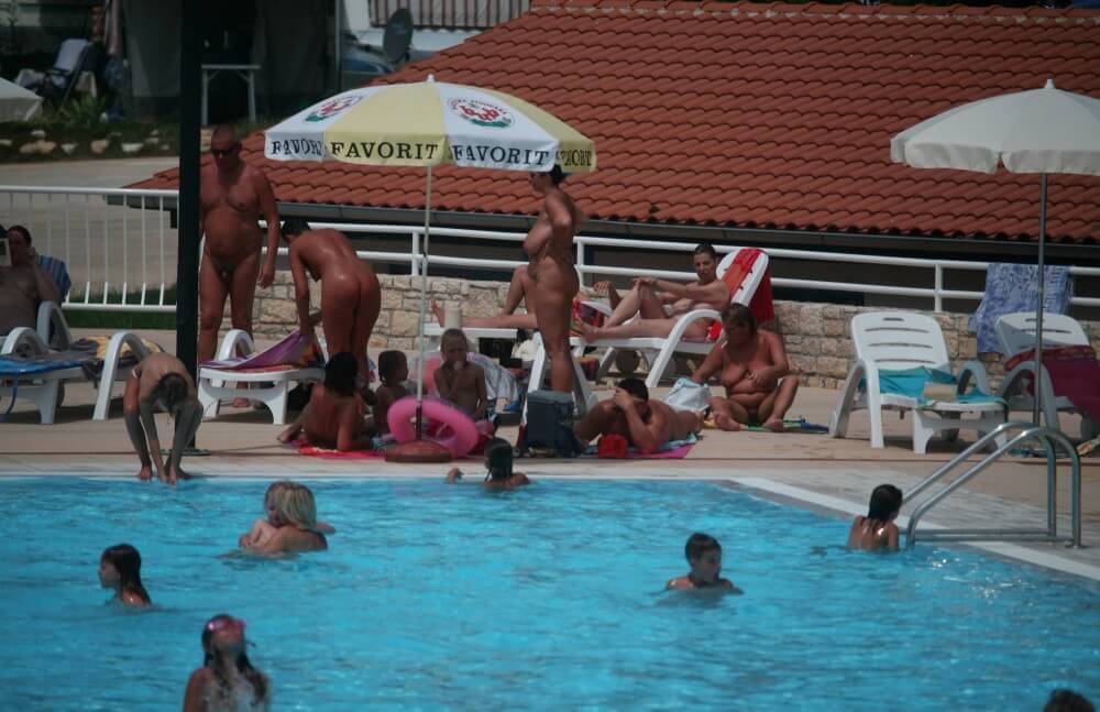 FKK-Pool-Beobachtungsbilder