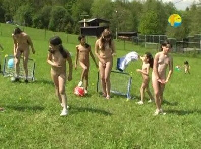 FKK-Freiheit: Rutsche im Sommer