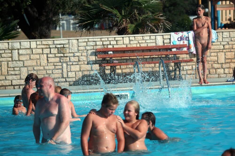 FKK Pool Mädchen Profilbilder