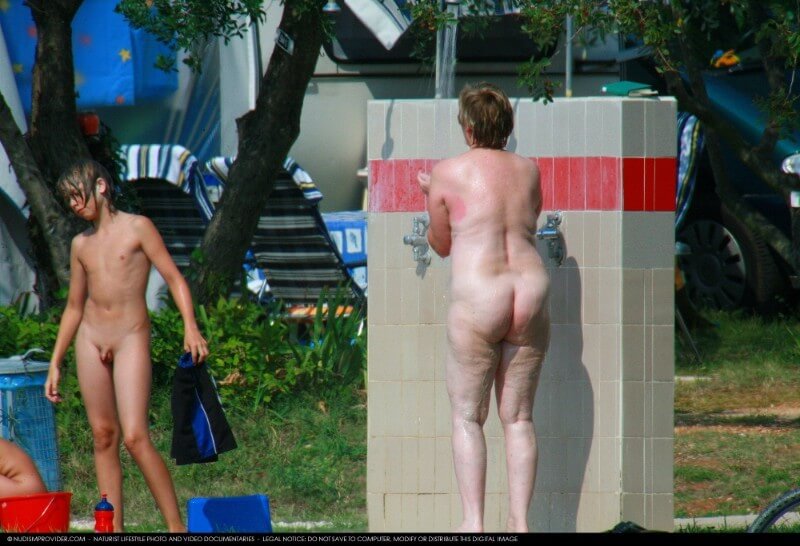 Mit Handtuch bedeckte Nudisten-Boardwalk-Radfahren