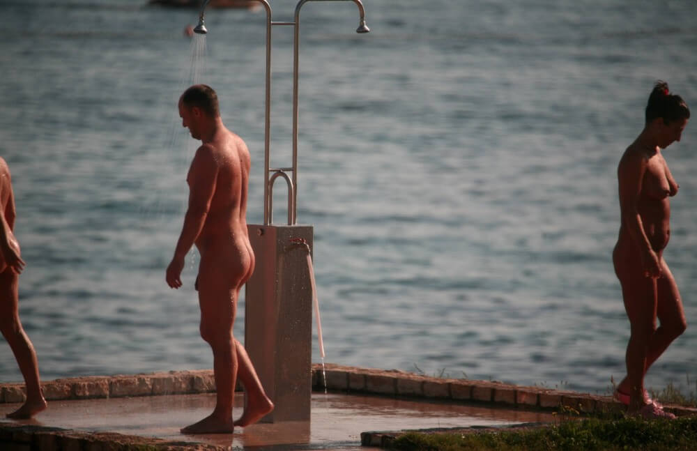 FKK-Dusche in der Abenddämmerung Bilder