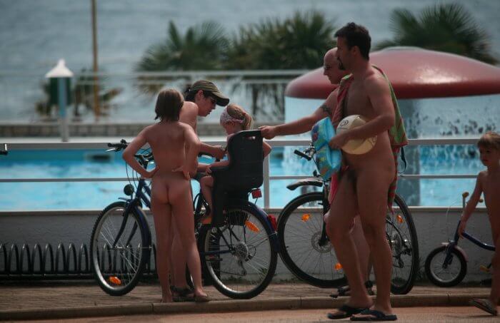Freiheit auf zwei Rädern: Wie Radfahren und Wandern das Leben von Nudisten bereichern