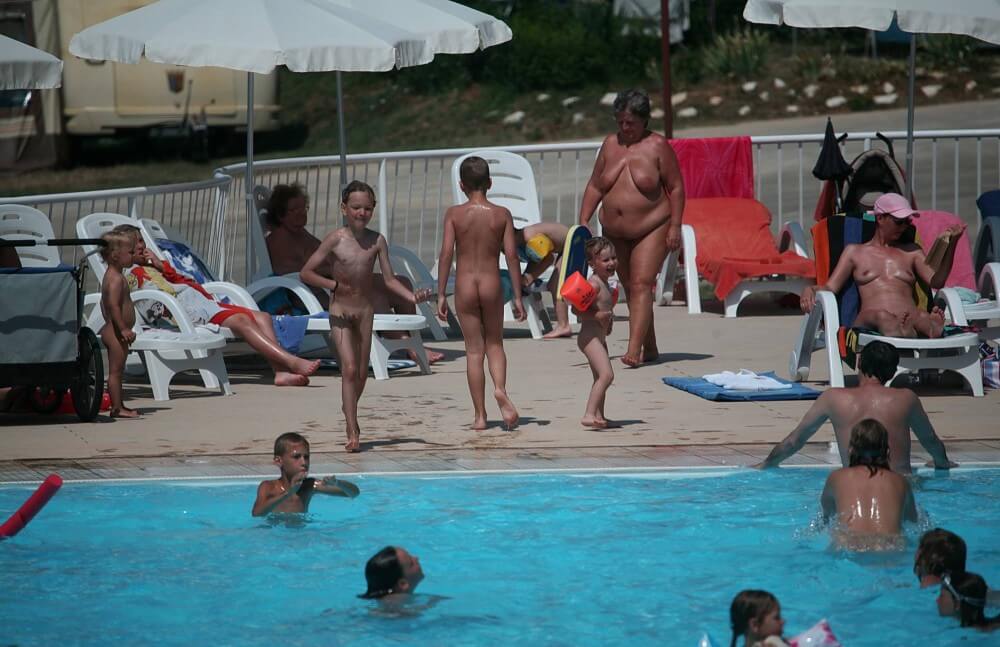 FKK-Poolspiele am Nachmittag Bilder