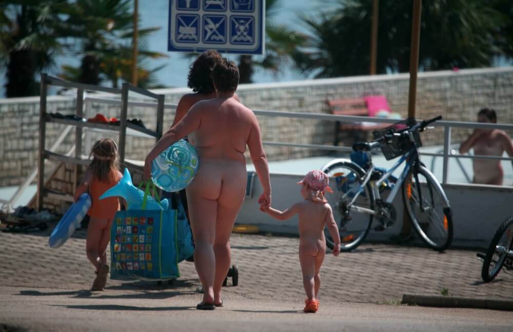 Bilder von nackten Gästen am Poolrand