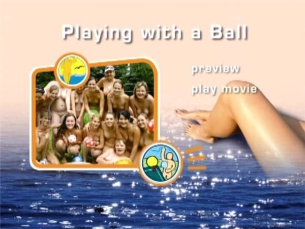 FKK-Freiheit: Mit einem Ball spielen