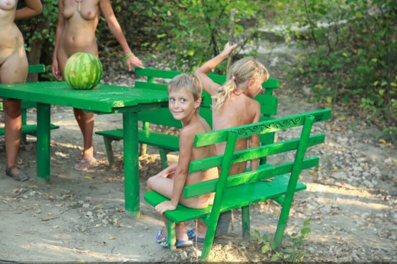 Naturisten grüne Picknick-Fotos