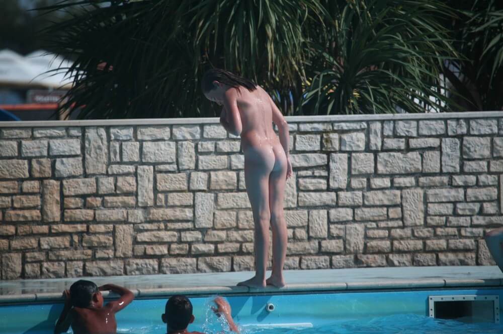 FKK-Singles-Bilder am Pool