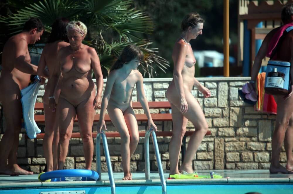Bilder von der Reinigung des FKK-Pools