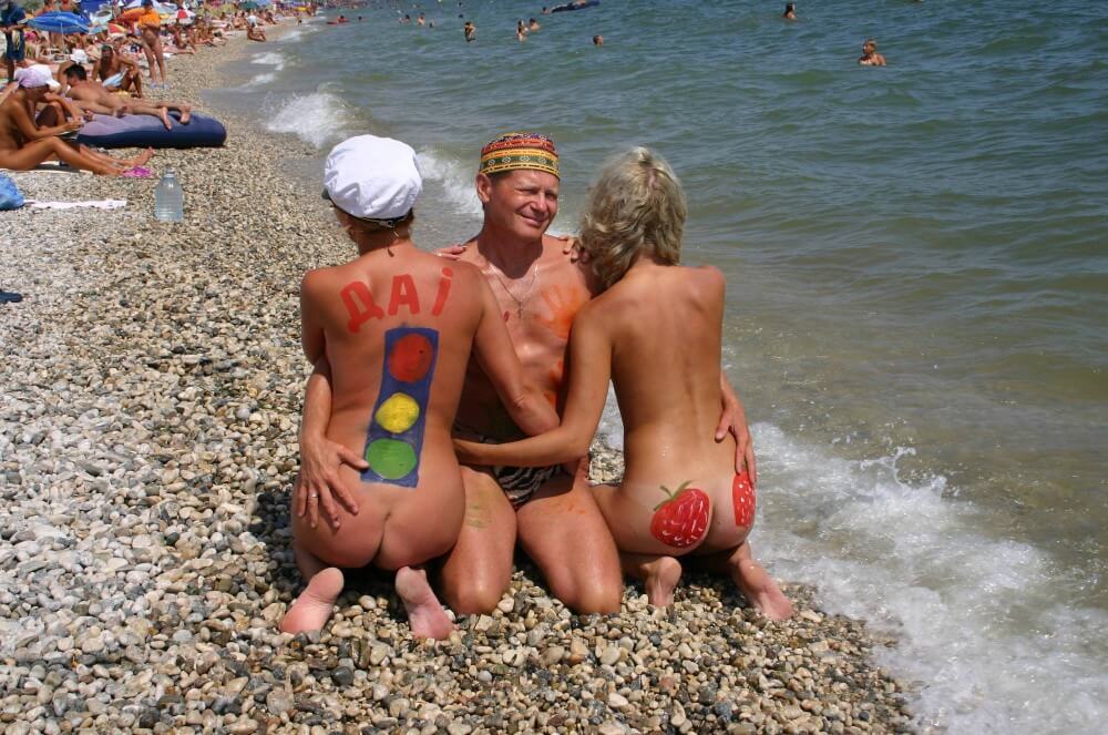 Kühne Nacktposen im Freien Bilder