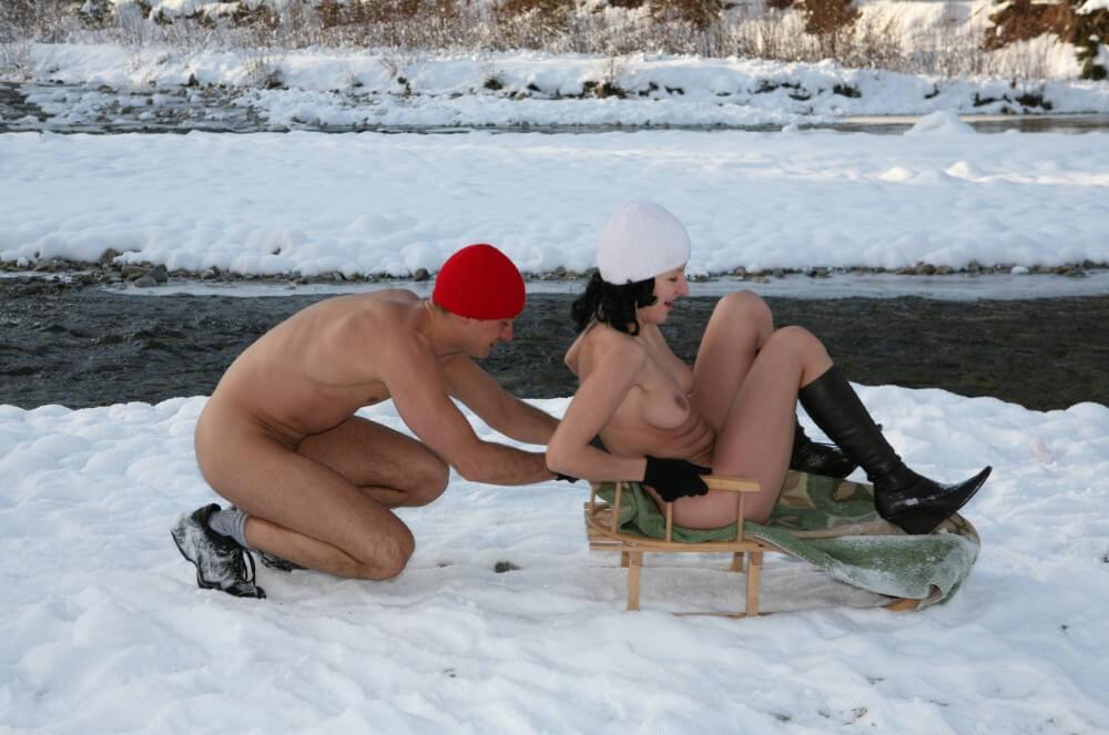 FKK Mädchen Schneetag Paare Schlittenbilder