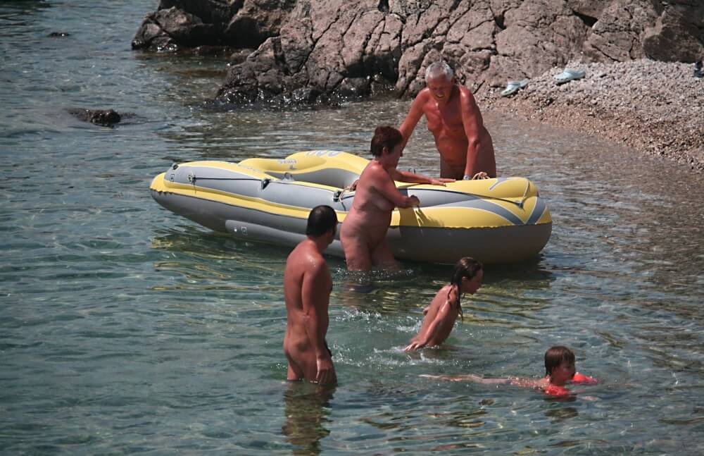 Einsamer Nudist im Gelben Boot Fotos