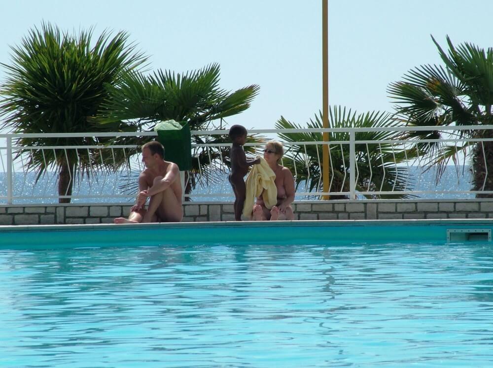 Foto von Naturisten in einem Außenpool