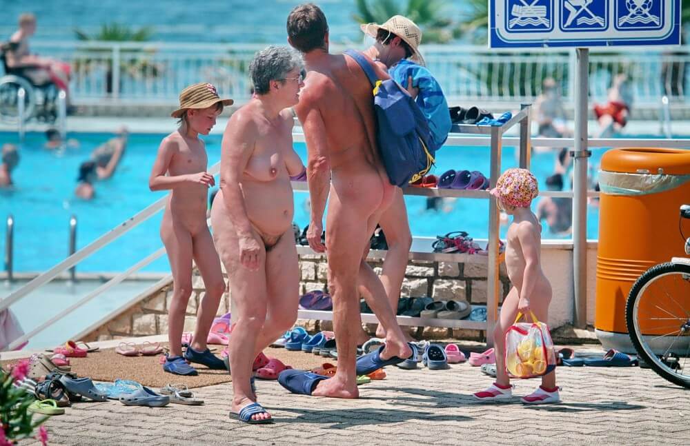 Gruppierungsbilder für Familien am Pool
