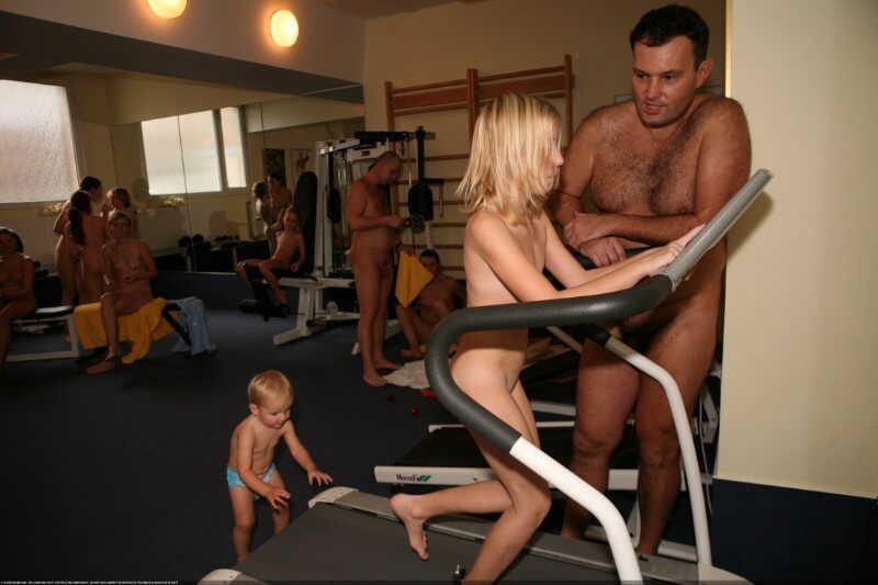 Fotos von Naturisten im Aufnahmesaal
