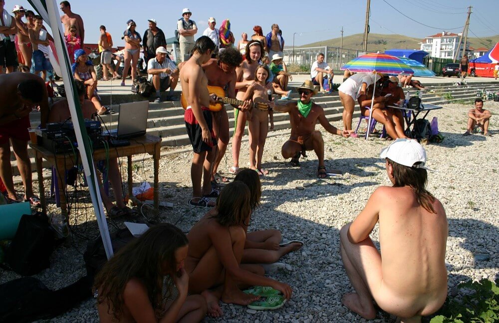 Nacktparty An Den Stufen pics