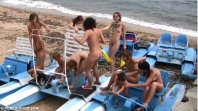 Eine Gruppe von Naturisten auf See