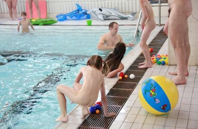 Nackte Familie im Pool Fotos