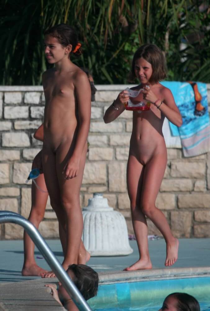 Zwei FKK-Mädchenbilder am Pool